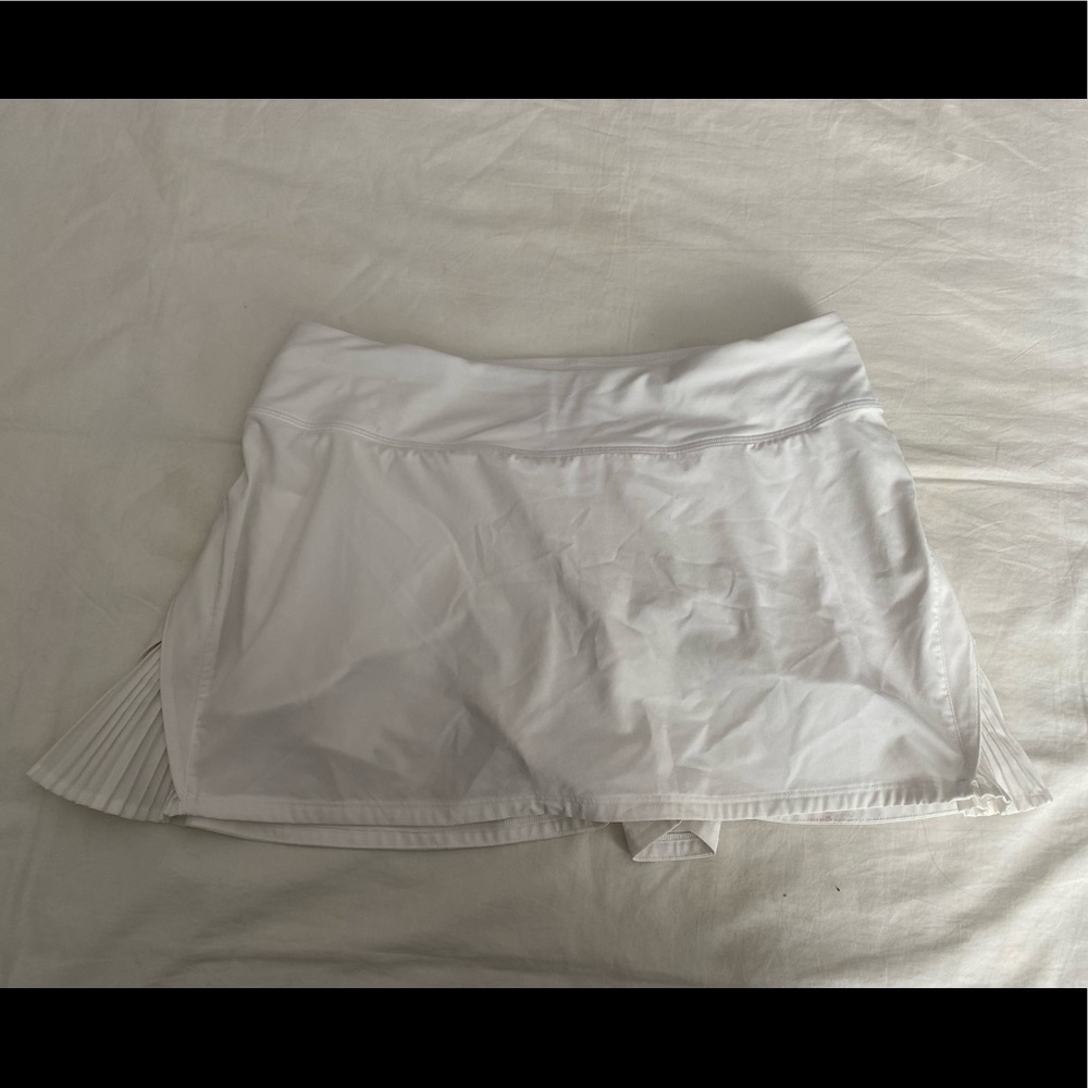 Play off the pleats Mid-rise skirt